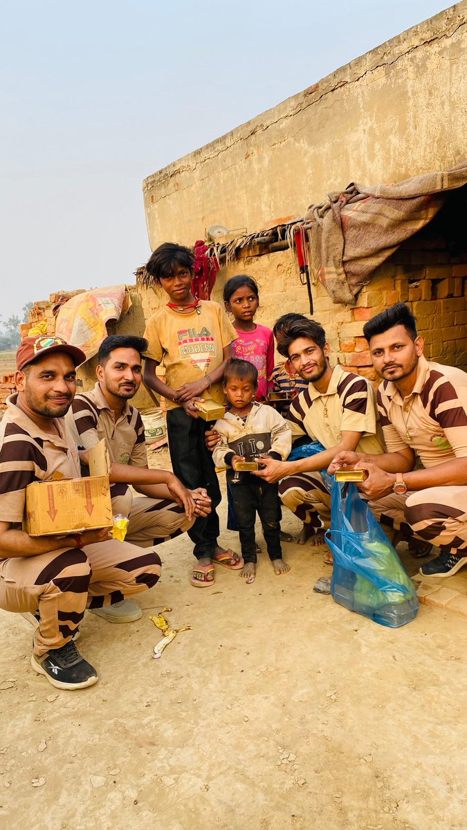 RandeepChauhan1's tweet image. छोटी-सी दया, बड़ा बदलाव ला सकती है ❤️
Saint Gurmeet Ram Rahim Ji से प्रेरित सेवा में, जरूरतमंद बच्चों तक खिलौने, भोजन, कपड़े और शिक्षा सामग्री पहुँचाकर सिर्फ मदद नहीं—उम्मीद और मुस्कान भी दी जा रही है।
#BeTheReason #SpreadHappiness