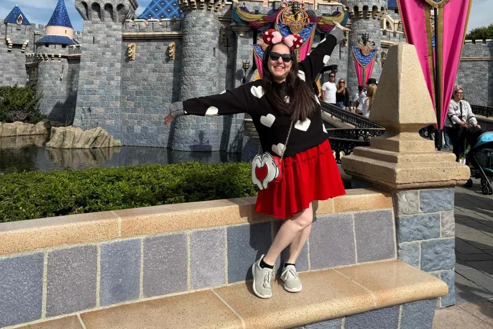 300+ Disneyland visits = a pretty solid packing list 👀 people.com/disneyland-fas…

A new roundup from People shares must-haves for long park days:

portable charger 🔋 
comfy shoes 👟 
sunscreen ☀️ 
+ a cute backpack 🎒

#Disneyland #DisneyTips #ParkEssentials