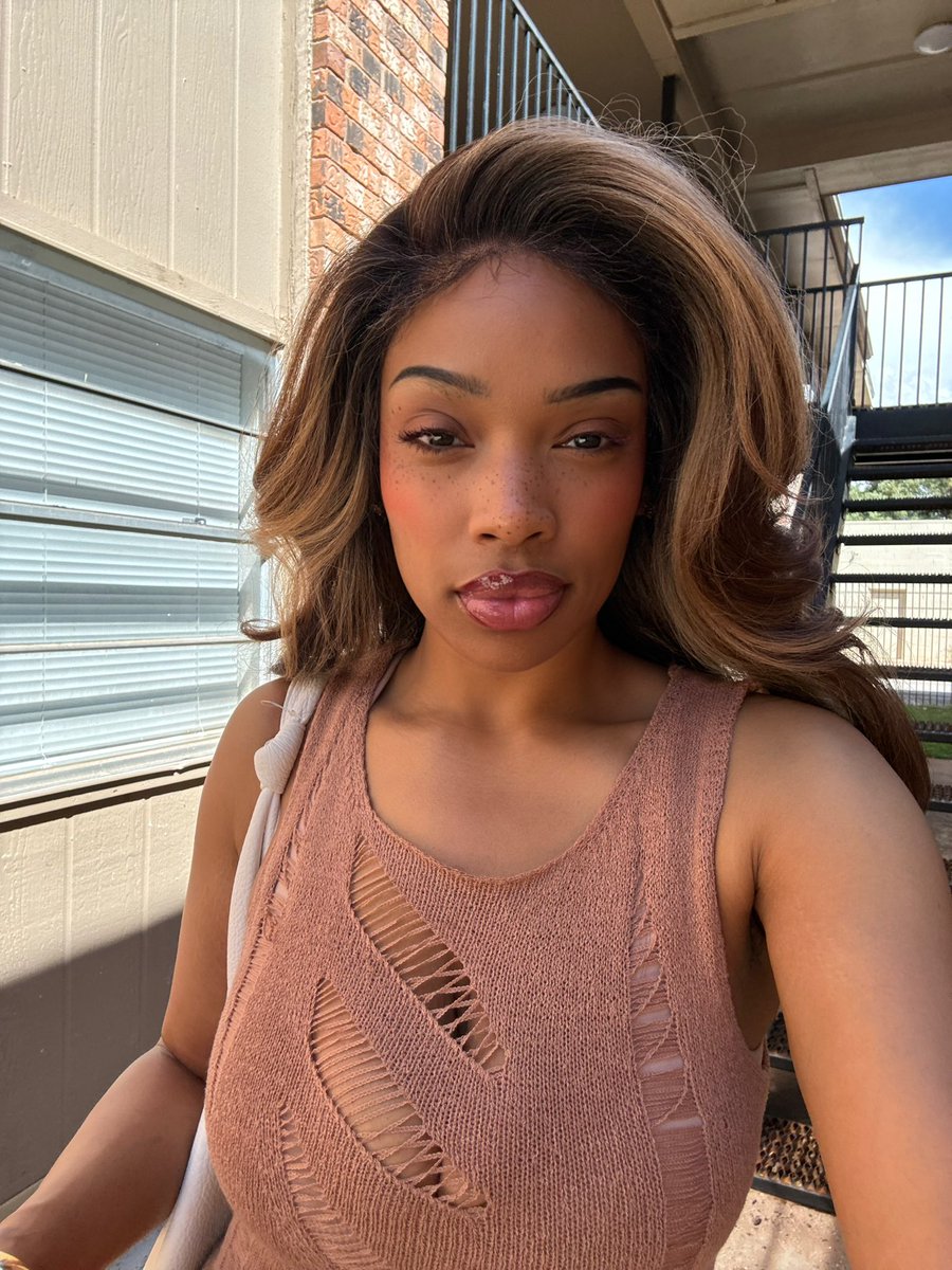 Demi🪞 tweet media