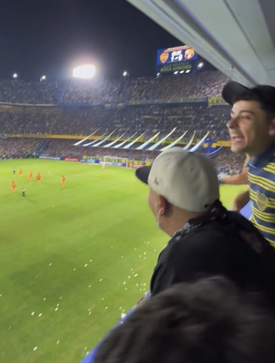 NO HAY BOTINES ADONDE JUEGO 
JUGANDO EN PATA
ME SIENTO EL DIEGO