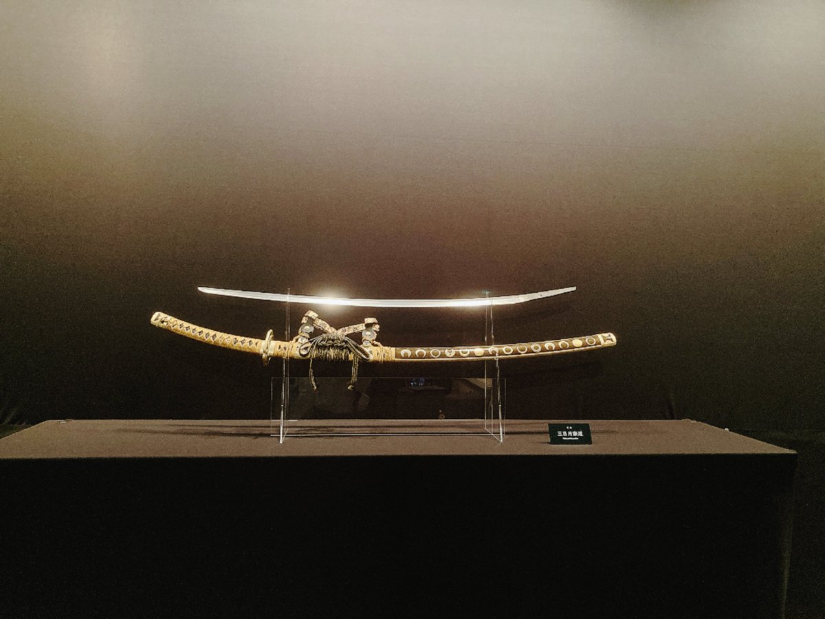 現在キャプションボードおよび火車切の設置が間に合っておりません。順次設置して参りますので、恐れ入りますがご容赦頂ければ幸いです。
ただいまライトと戦っております。
こちらは何とか光った三日月さん。