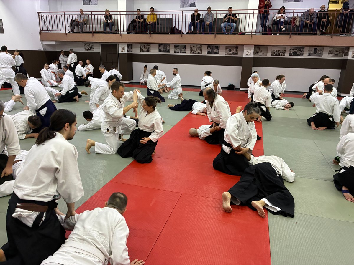 AikidoHombuDojo's tweet photo. 日野皓正本部道場指導部師範が、ルーマニア合気会合気道財団の講習会指導のため、ルーマニアのクルジュ・ナポカを訪問しました。
講習会は3月20日から22日までNOBORI道場で行われ、約150名が参加しました。 https://t.co/dFkgGs72xZ