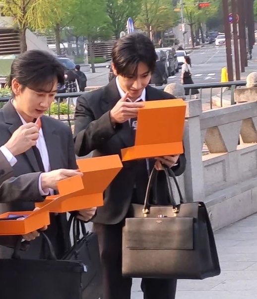 아아… 이대리 실존이라니
아침6시 청계천이면 딱 직장인 출근시간인데,,