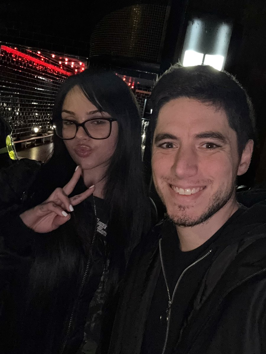 ThomX1's tweet photo. I met Maggie Lindemann 🖤🤍 Thank you for an amazing show and for coming out for an extra song! Great kick off for the European tour #IFeelEverythingTour #maggielindemann https://t.co/EJvzhe5KeZ