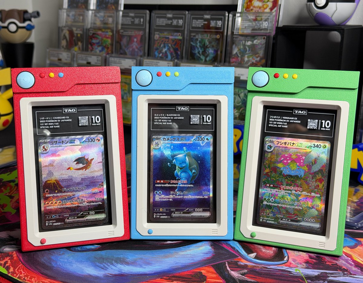 PokeTeeJay's tweet image. The Big Three in their respective Pokédex Slab Displays 🔥 🍃 💧 
#Pokemon #3DPrinting @TAGgrading