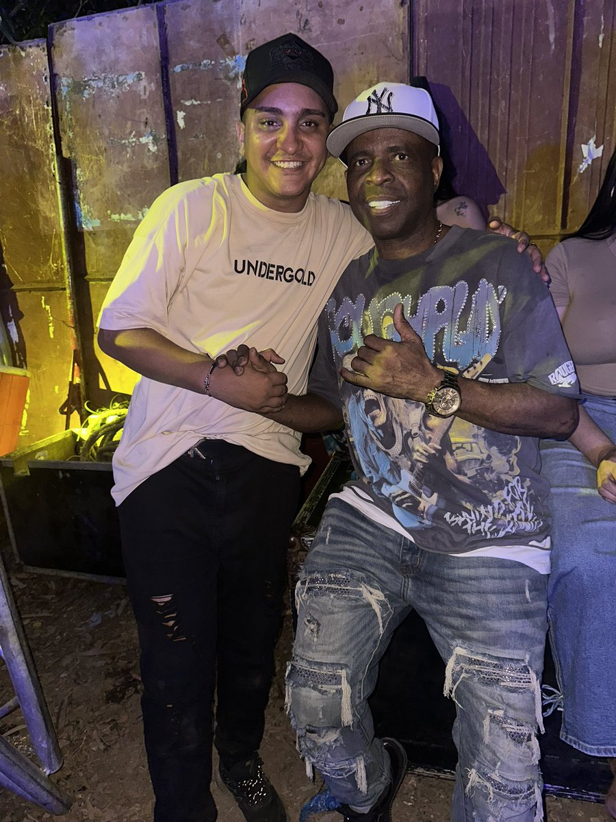 sandresbernals's tweet photo. Siempre siendo feliz 😍 https://t.co/cgUYPqoDDa