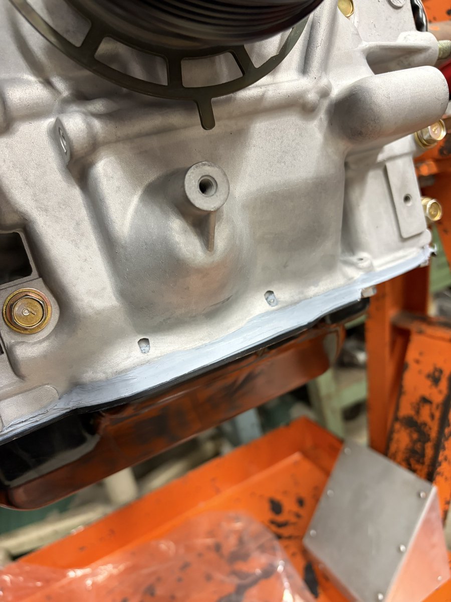 KudzillaEngine's tweet photo. オイルパ ン取付け

液状ガスケットのはみ出した部分を整えたら硬化するまでの間 補機類のセットアップに移行します https://t.co/Y4ZFwSOep1