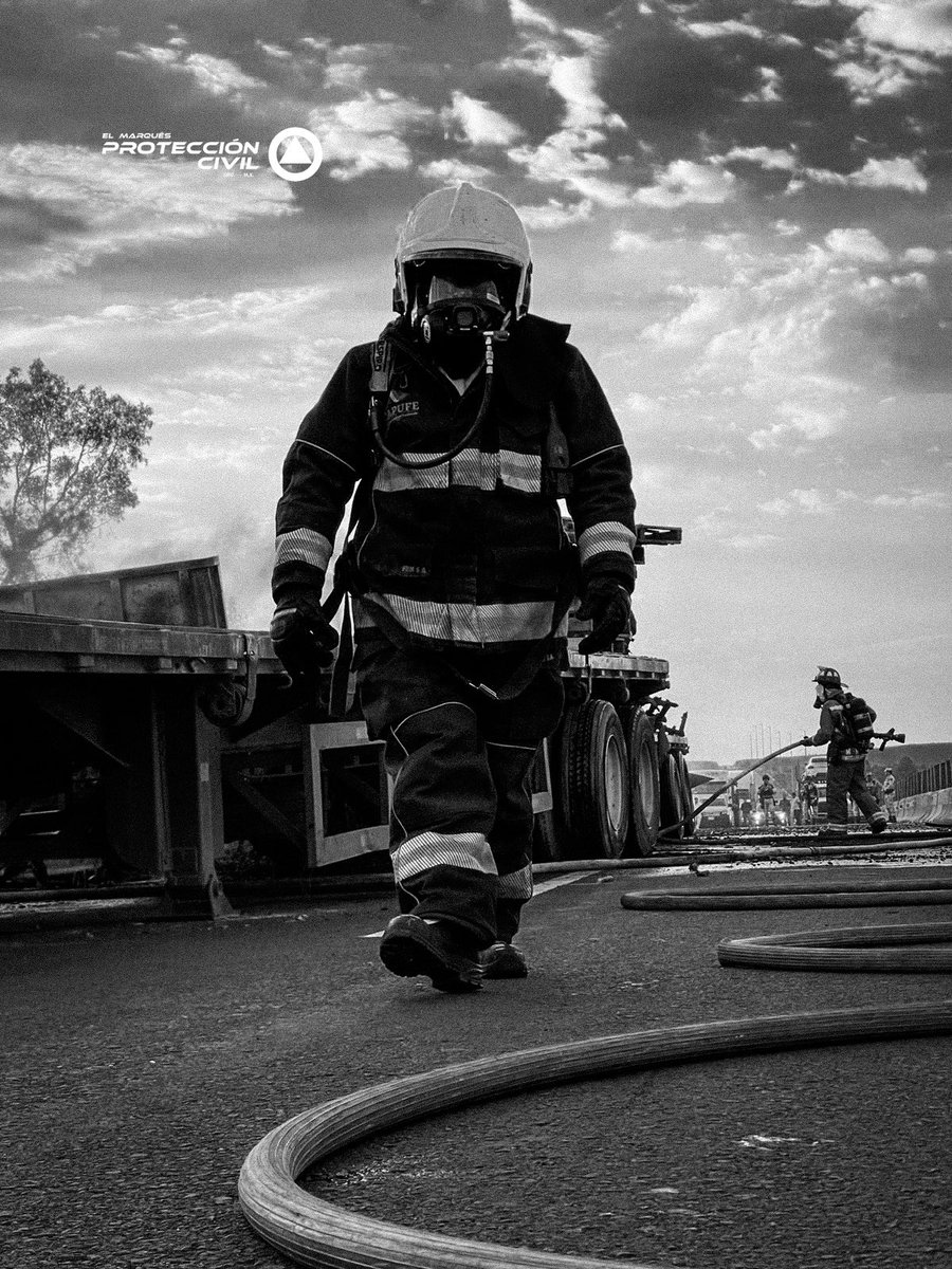 CMPCEM's tweet photo. Respecto al incidente en autopista 57D:

Se trata de choque por alcance entre dos tractocamiones. Posterior al impacto, uno de los vehículos se incendió. 

Lamentablemente, el conductor se localiza sin vida.

⚠️ Cierre total en dirección a México por al menos tres horas. https://t.co/OYjmfn13S0