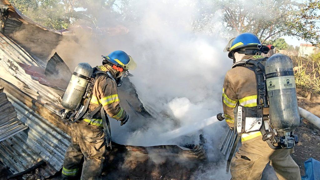 Bomberos contienen incendio en colonia terranova norte, El Salvador buff.ly/FWLZ5ok