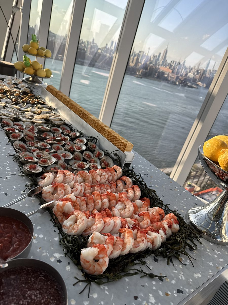 NFTfarming1's tweet image. I should have known when @SolanaInstitute hosted this bull market food spread the bottom was in #quality @solana