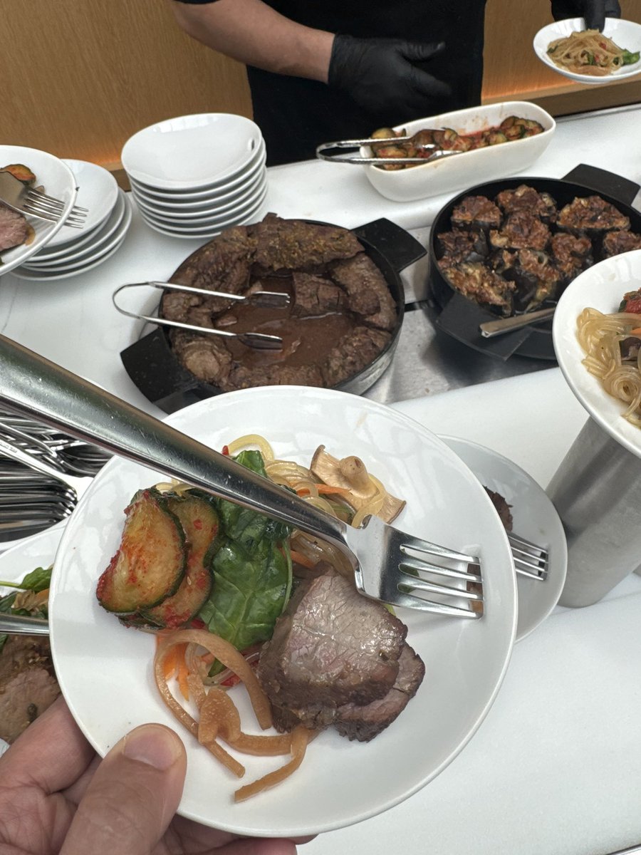 NFTfarming1's tweet image. I should have known when @SolanaInstitute hosted this bull market food spread the bottom was in #quality @solana