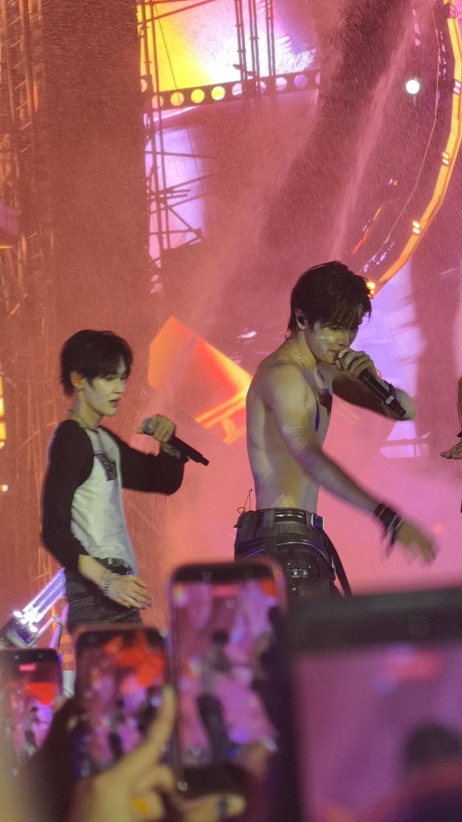 chumugie's tweet image. หื้ออ ชานเบ้บห่างกันกี่กิโลนะ