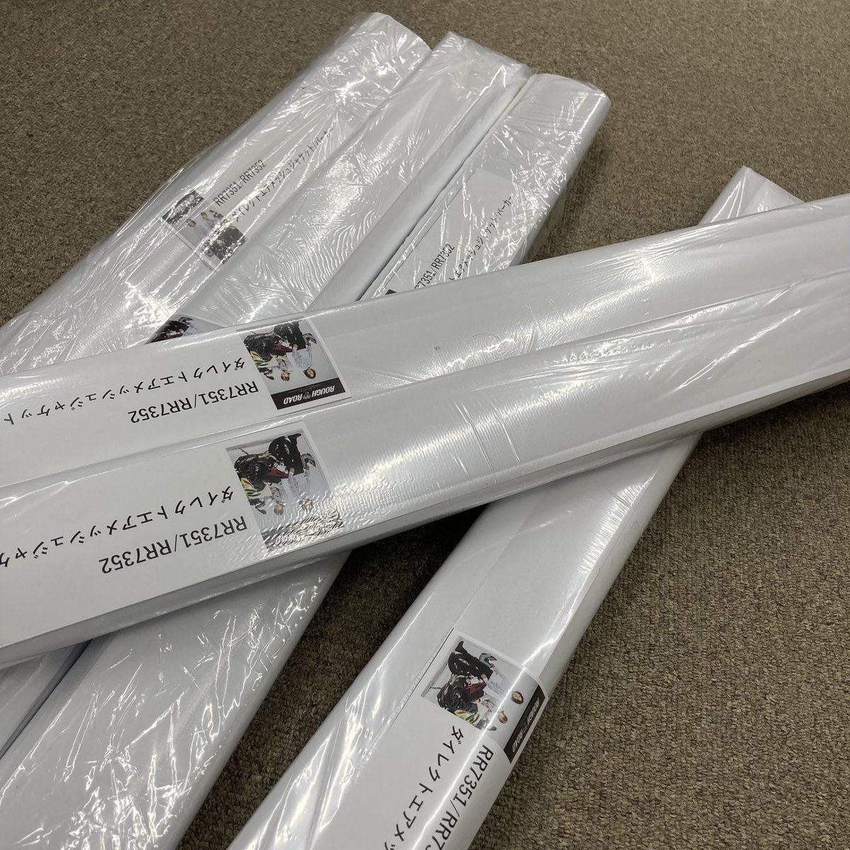 今シーズンのタペストリー完成(*´∇｀*) 
モデルの森さん(<a href="/KoooheeeM/">森公平（森キャンプ公平）</a> )小野木さん(<a href="/rina_onogi/">小野木 里奈 Rina Onogi</a> )が着ているのは人気のダイレクトエアメッシュシリーズ‼️
本日より順次、各地のラフ&amp;ロードPRO SHOPさんへお送りして飾っていただきます🚚
rough-and-road.co.jp/rr_inshop/
ぜひお店でチェックしてみてくださいね