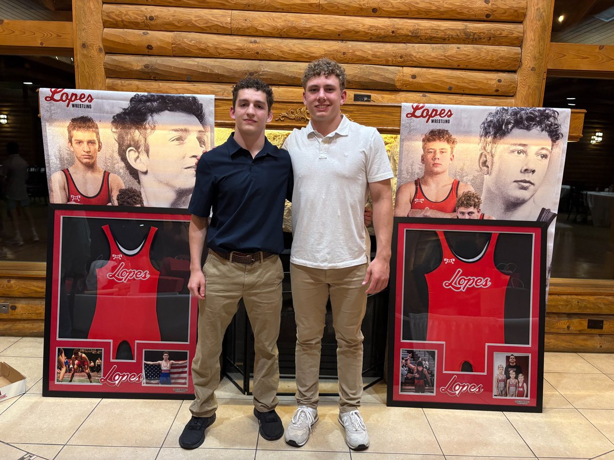 hometeamcollect's tweet image. We were honored to frame these singlets for 2 Seniors from Avonworth High School. 
@KosanovicAuston @JacksonKrul 
#highschoolwrestling #customframing #lopesup #framewrestlingsinglet #avonworthwrestling