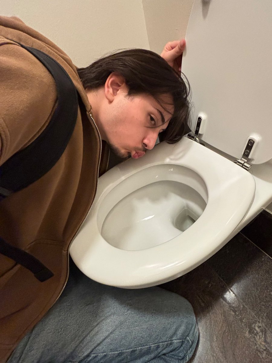 jillesarchive's tweet photo. toilet fag https://t.co/TDejQzowHb