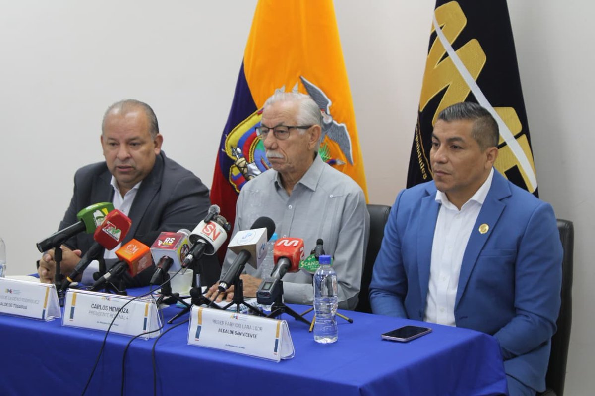 mmendozabelen's tweet image. #Manabí | (Hoy) Los alcaldes Romel Cedeño, Carlos Mendoza y Robert Lara se mostraron contentos ante el anuncio gubernamental de que en agosto se pondrá la primera piedra para la construcción de una planta de tratamiento de agua potable para Tosagua, #Sucre y San Vicente. De