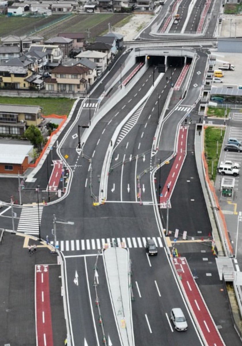 sumizutw's tweet image. インスタで流れてきたこれ、相変わらず「空間が余ったから自転車道作っといたよ」程度の整備だなあとなった