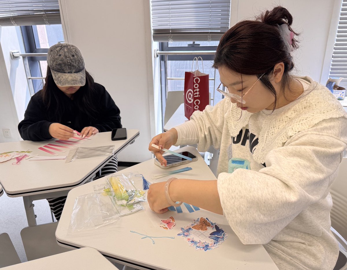 ZFIT1979's tweet image. Students &amp;amp; teachers at Zhejiang Fashion Institute of Technology tried paper bamboo weaving for Qingming Festival. Blending heritage crafts, poems &amp;amp; swallow motifs - their works now on display. Healing power of hands! #Qingming #Handcraft🪡