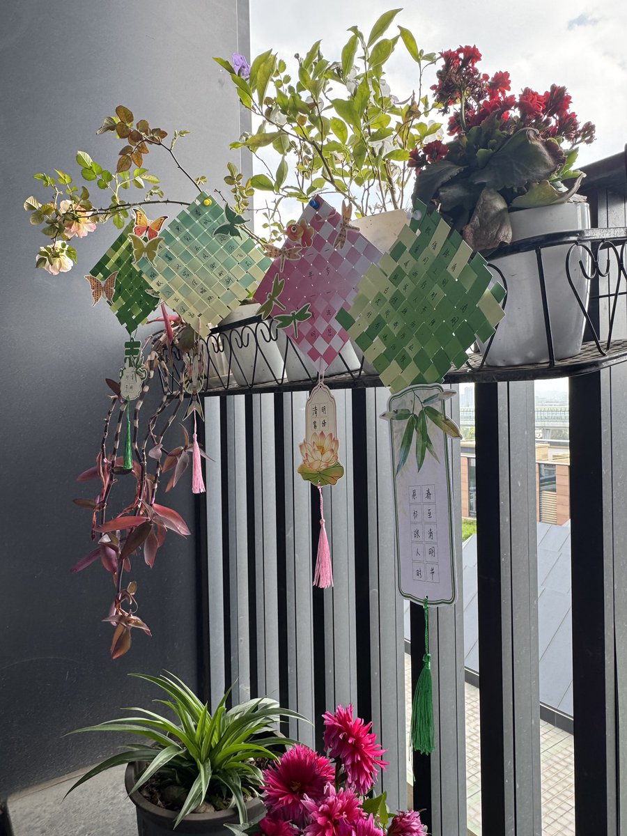 ZFIT1979's tweet image. Students &amp;amp; teachers at Zhejiang Fashion Institute of Technology tried paper bamboo weaving for Qingming Festival. Blending heritage crafts, poems &amp;amp; swallow motifs - their works now on display. Healing power of hands! #Qingming #Handcraft🪡