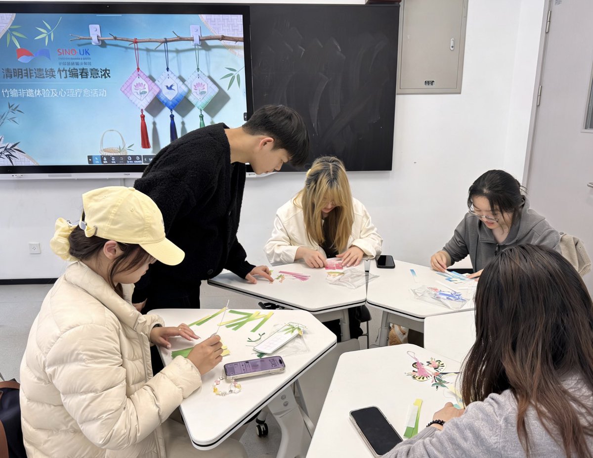 ZFIT1979's tweet image. Students &amp;amp; teachers at Zhejiang Fashion Institute of Technology tried paper bamboo weaving for Qingming Festival. Blending heritage crafts, poems &amp;amp; swallow motifs - their works now on display. Healing power of hands! #Qingming #Handcraft🪡