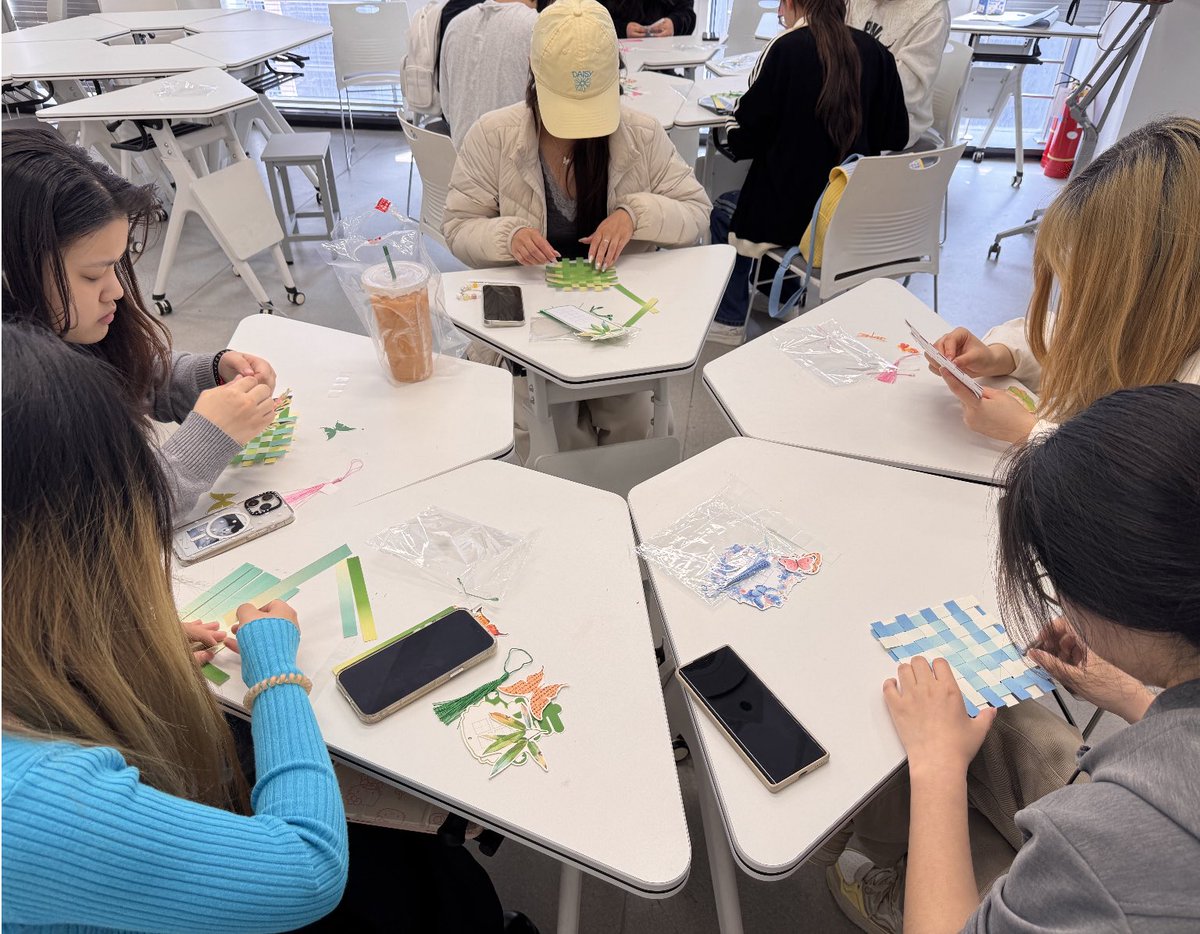 ZFIT1979's tweet image. Students &amp;amp; teachers at Zhejiang Fashion Institute of Technology tried paper bamboo weaving for Qingming Festival. Blending heritage crafts, poems &amp;amp; swallow motifs - their works now on display. Healing power of hands! #Qingming #Handcraft🪡
