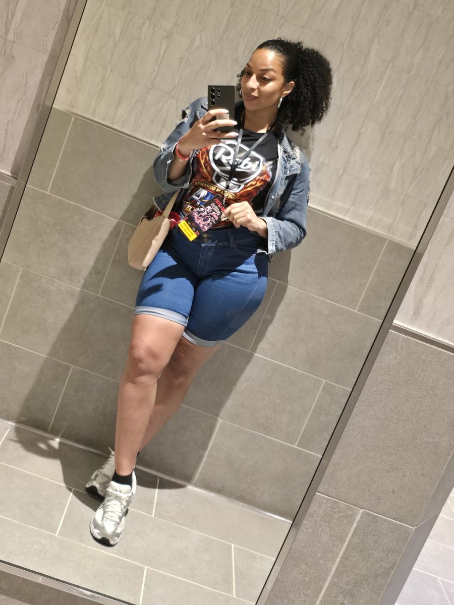 DjCheviRed's tweet image. Yall !!!! It's been a crazy 2 weeks, but I'm back &amp;amp; ready to talk my boxing shiiit 🥊🥰 Connor Benn new home gotta be Zuffa or ProBox 🤣 Proud of Regis!!  I missed it here lol #boxing #boxingtalk #boxingnews #ringannouncer #Florida #selfie #wyd