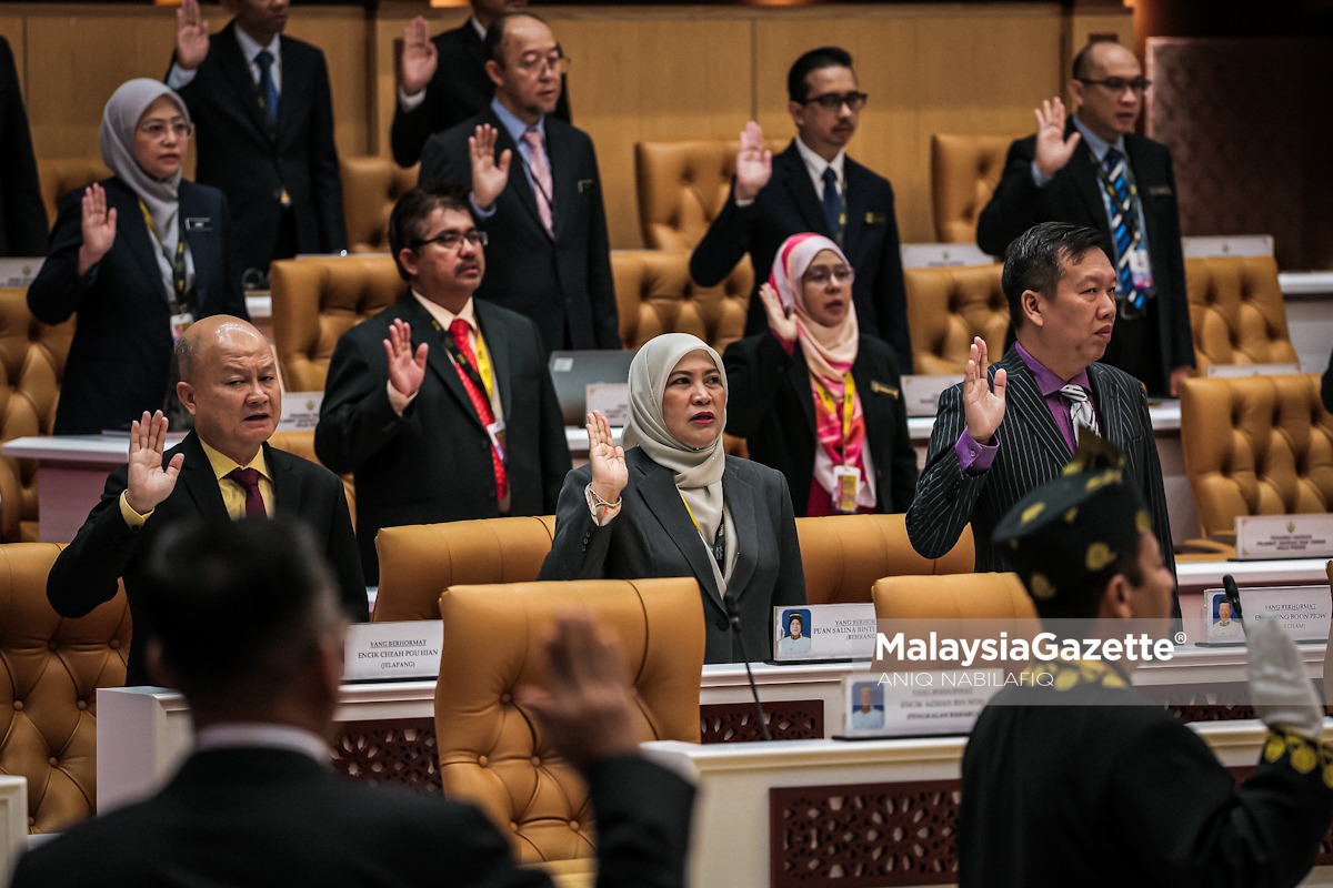MalaysiaGazette's tweet photo. Menteri Besar Perak, Datuk Seri Saarani Mohamad hadir ke Mesyuarat Pertama, Tahun Keempat, Dewan Negeri Ke-15 di Bangunan Perak Darul Ridzuan, Ipoh, pada Rabu.

Foto: Aniq Nabilafiq Anuar

#MGPerak #MBPerak #Saaranimohamad https://t.co/KvALjkGzwe