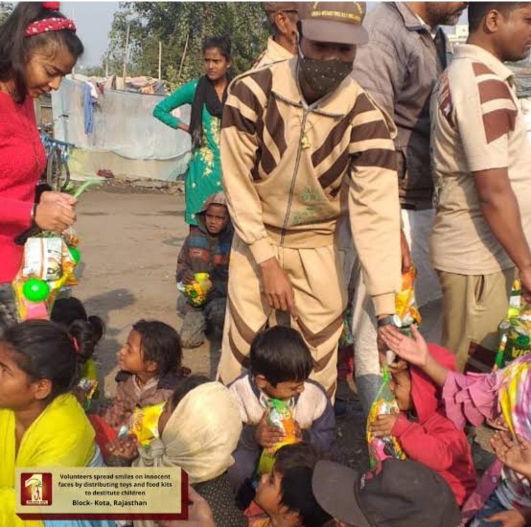 Humanitywork86's tweet photo. Childhood is meant to be filled with love and care —but for some children, life takes a harder path. To #BeTheReason behind their smiles, volunteers of Dera Sacha Sauda, inspired by Saint Gurmeet Ram Rahim Ji, spread joy by distributing toys, stationery, and clothes to children. https://t.co/zCWm336WVK
