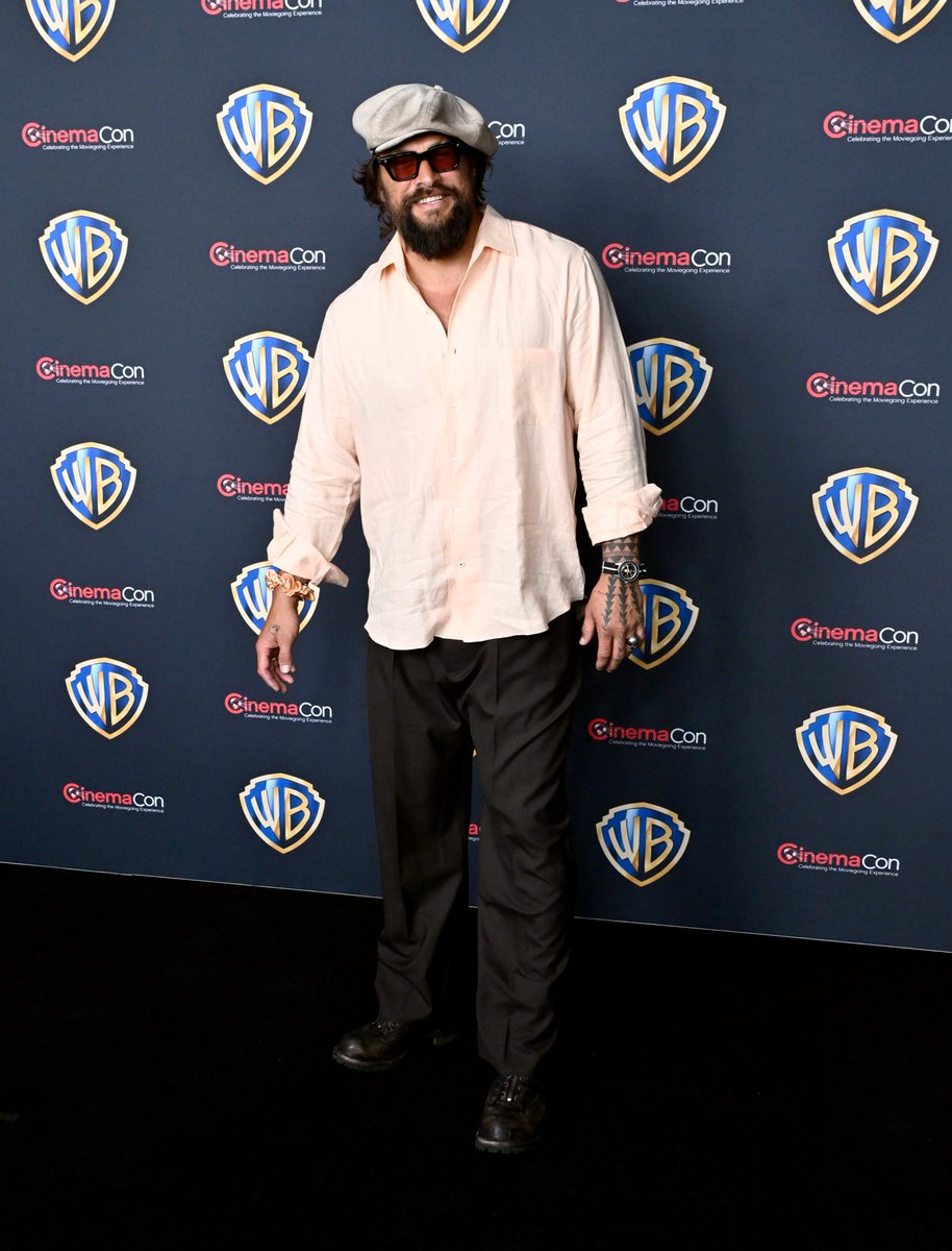 HugoGloss's tweet photo. Mais um dia da CinemaCon 2026! O evento reuniu astros como Zendaya, Timothée Chalamet e Jason Momoa, além do diretor Denis Villeneuve. O quarteto marcou presença para divulgar #Duna3, que estreia em 17 de dezembro. O que é a beleza dessa mulher, gente?! 😮💨
📸: Getty https://t.co/yjQXhsu8kn