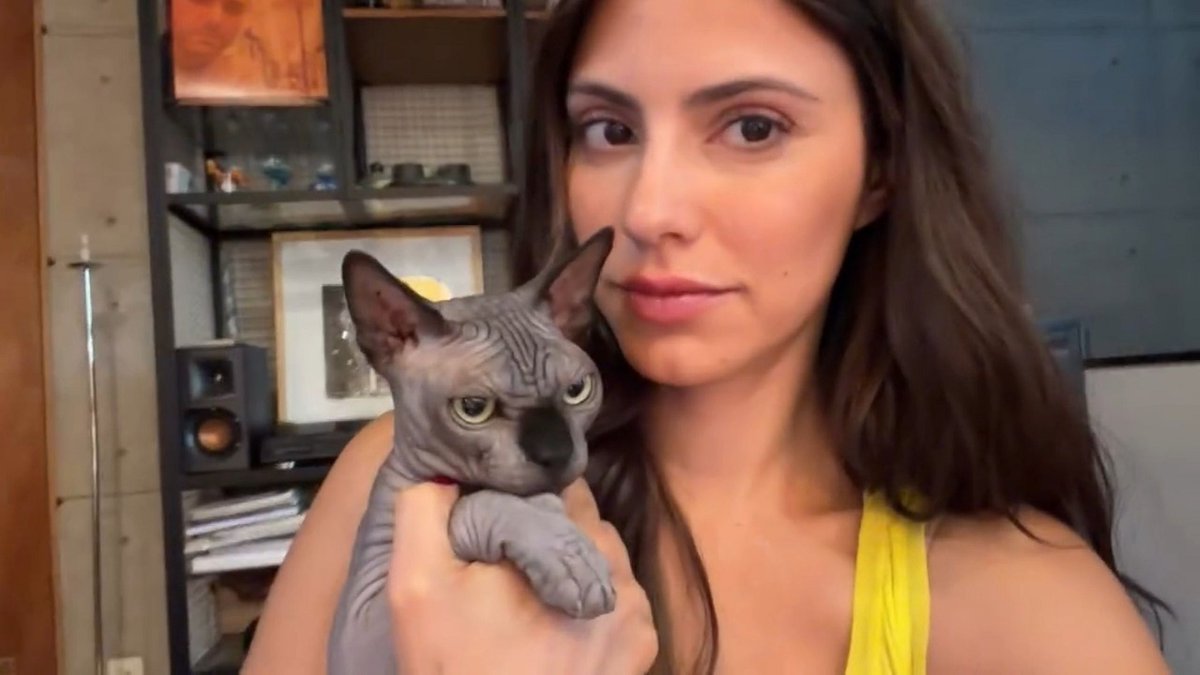 lo tierna que es bárbara con sus gatitos 🥹