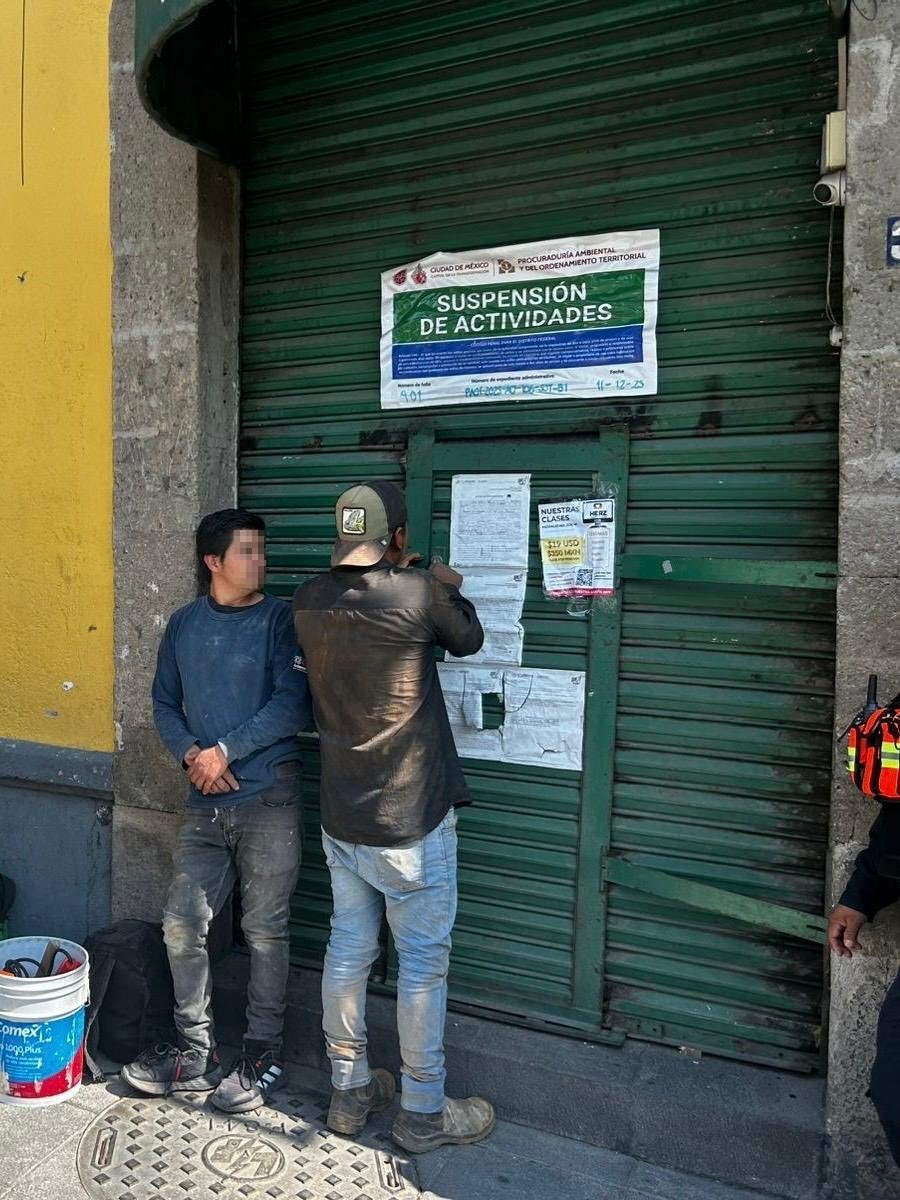 PAOTmx's tweet image. 🔍 En seguimiento a un reporte de @ach_CDMX, realizamos un recorrido en calle Guatemala, col. Centro, donde detectamos actividad en un inmueble catalogado por #INAH pese a sellos de suspensión; con apoyo de @SSC_CDMX, se retiró a 6 trabajadores