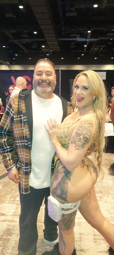 shaymus_69's tweet photo. Always fun to get pictures with @lovestephanie22 at @AEexpo #AVN #AVN2026 #AEexpo #AEexpo2026 https://t.co/WThmRMijw2
