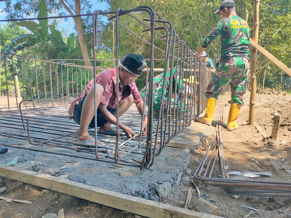 Kodam9Udayana's tweet image. Jembatan Garuda Karang Bongkot Dibangun, Harapan Warga Mulai Terwujud

#JembatanGaruda #Kodim1606Mataram #TNIManunggal #GotongRoyong #PembangunanDesa