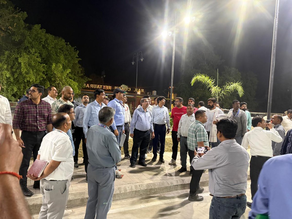 bstvlive's tweet image. रायबरेली
➡जीएम रेलवे नॉर्थ ने किया निरीक्षण
➡बछरावां रेलवे स्टेशन का किया निरीक्षण
➡स्टेशन की व्यवस्थाओं का लिया जायजा
#Raebareli | @GM_NRly @RailMinIndia