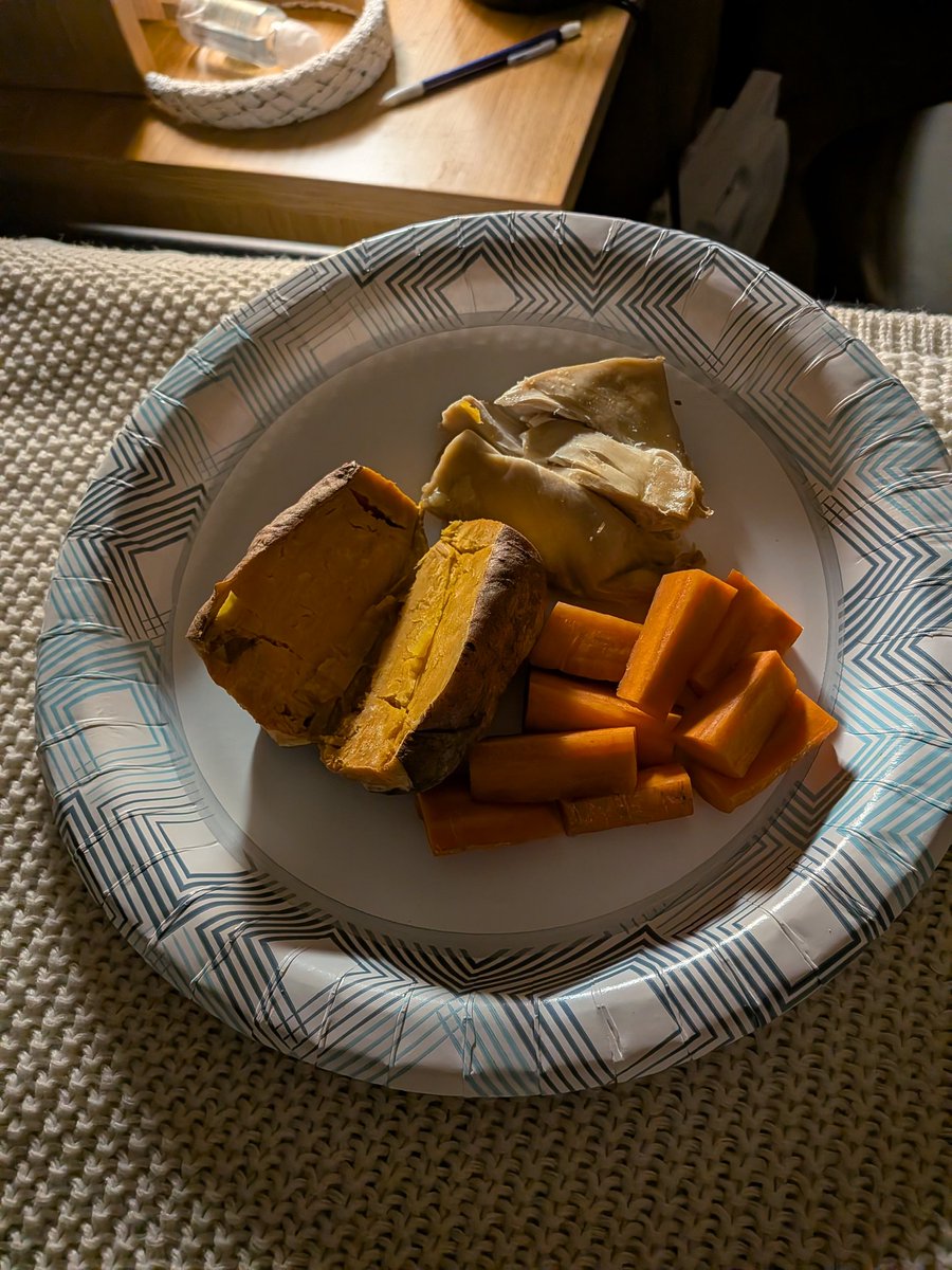 clobyy1's tweet photo. April 14th｡⁠*ﾟ⁠+

965 cal total, 79g protein, only 5.5k steps on my app BUT that's not counting my three hours of dance tech 😋

One day binge free! https://t.co/BuqdYfAotm