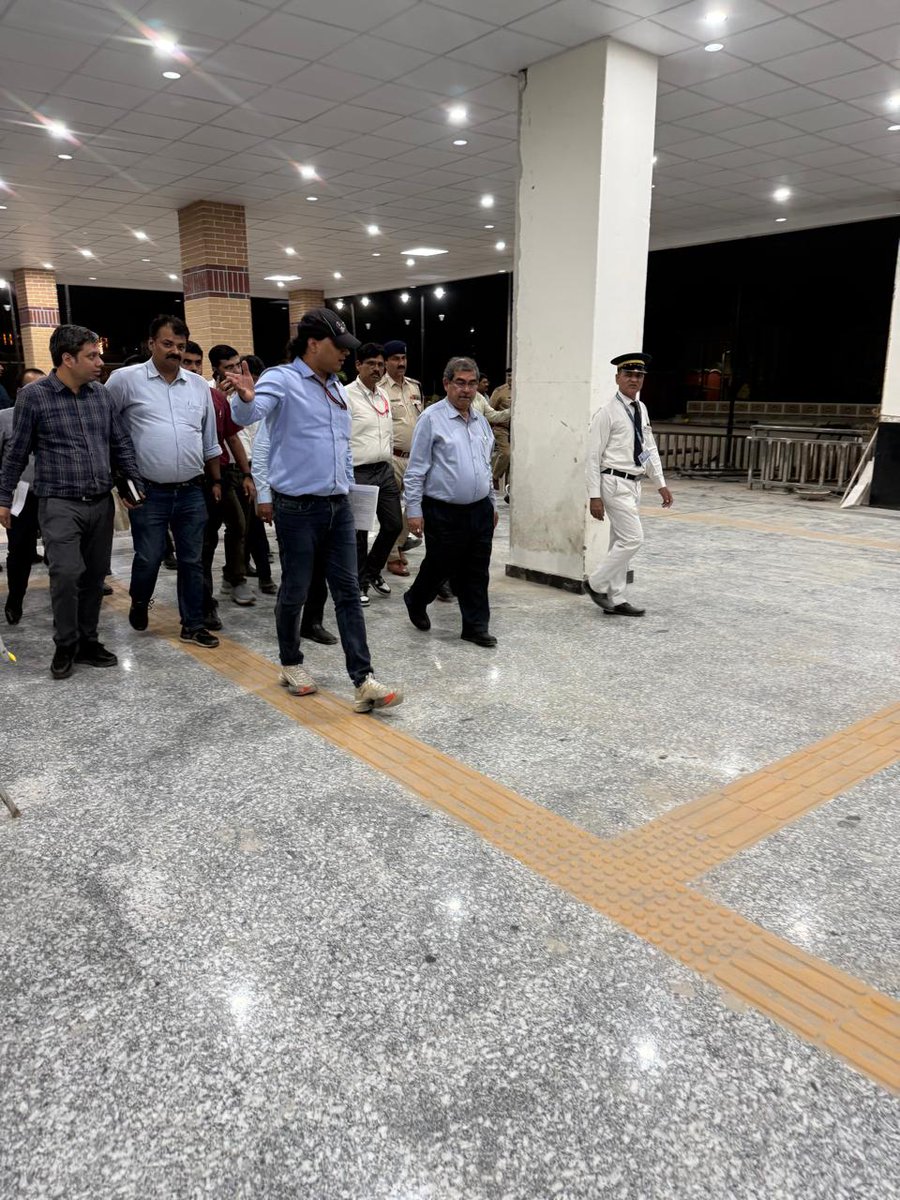 bstvlive's tweet image. रायबरेली
➡जीएम रेलवे नॉर्थ ने किया निरीक्षण
➡बछरावां रेलवे स्टेशन का किया निरीक्षण
➡स्टेशन की व्यवस्थाओं का लिया जायजा
#Raebareli | @GM_NRly @RailMinIndia