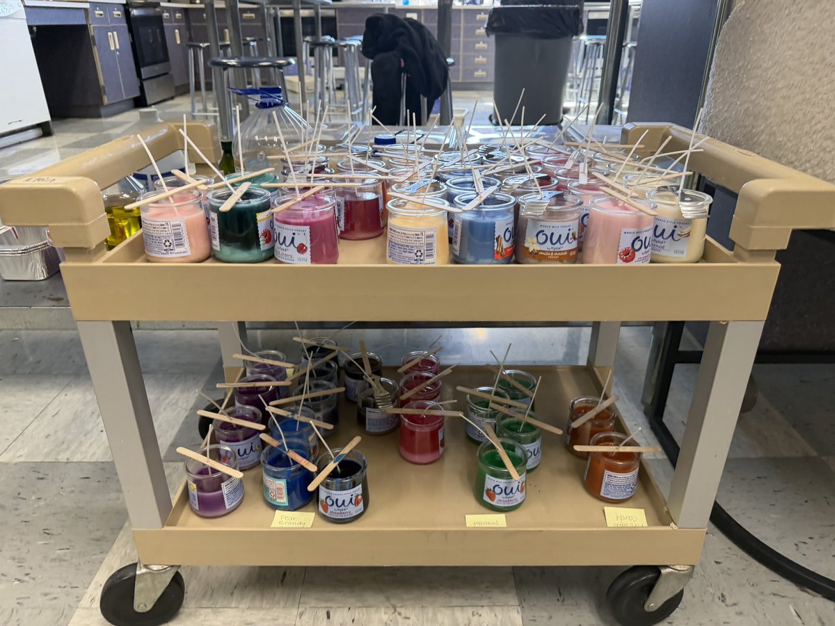 Nous avons fait des bougies. Nous les vendrons la semaine prochaine. 🕯️🇫🇷 <a href="/jhanula/">Lower Dauphin High School</a>