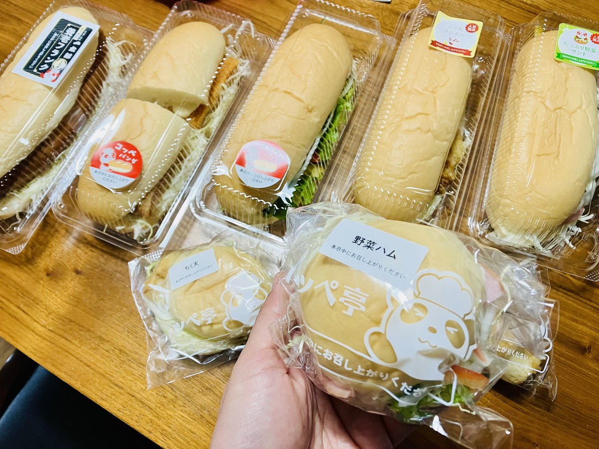 こっぺ亭さんいただきました☆ふわっふわでしあわせになるわ、これは歯が要らないのでは。笑。メニューもたーーーーーーーーくさんあるみたいで全制覇できるか！？ちょっと疲れてきてたところに嬉しいご褒美リトルさんコッペ亭さんありがとうーー！！いつかりすのほっぺとコラボできたらいいなあ☆