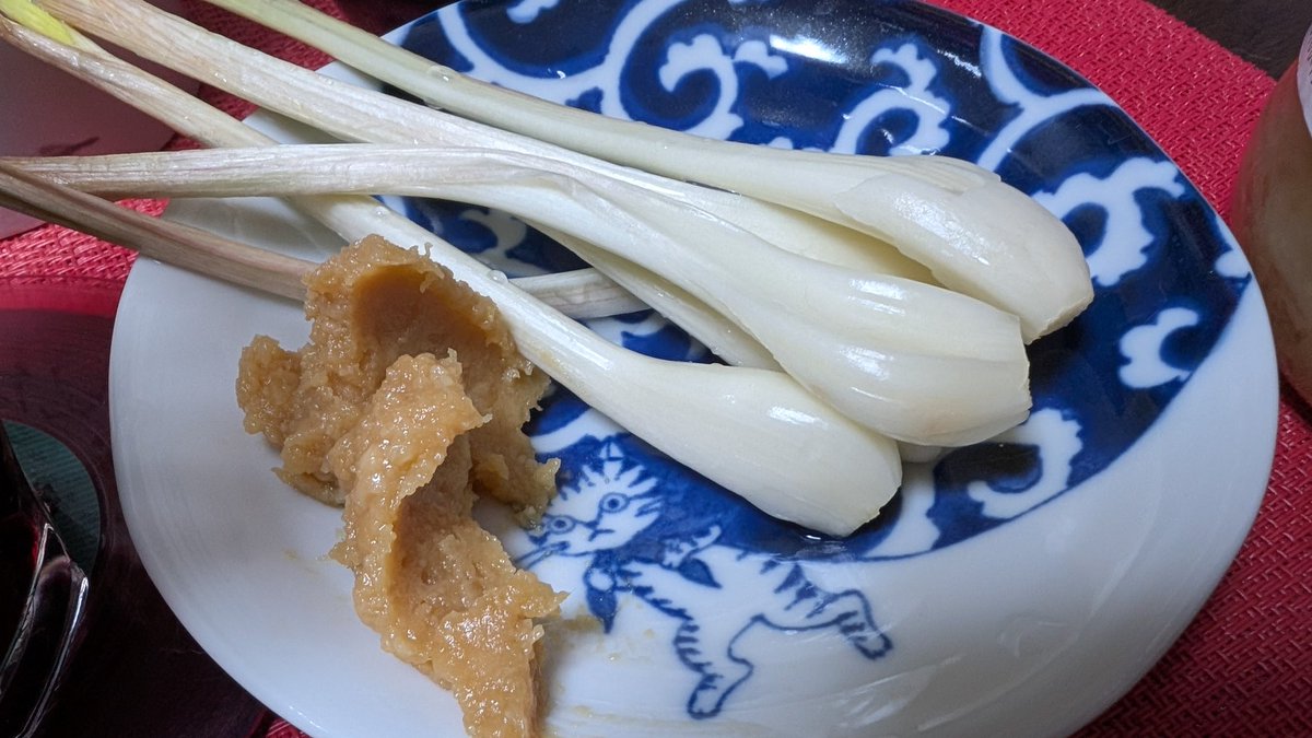 voice_mima's tweet photo. 島らっきょうを買ってきた
まずは生食
葉の部分も食べる
美味しい畑の薬

#旬の食材 #島らっきょう https://t.co/3iHZ624lkW