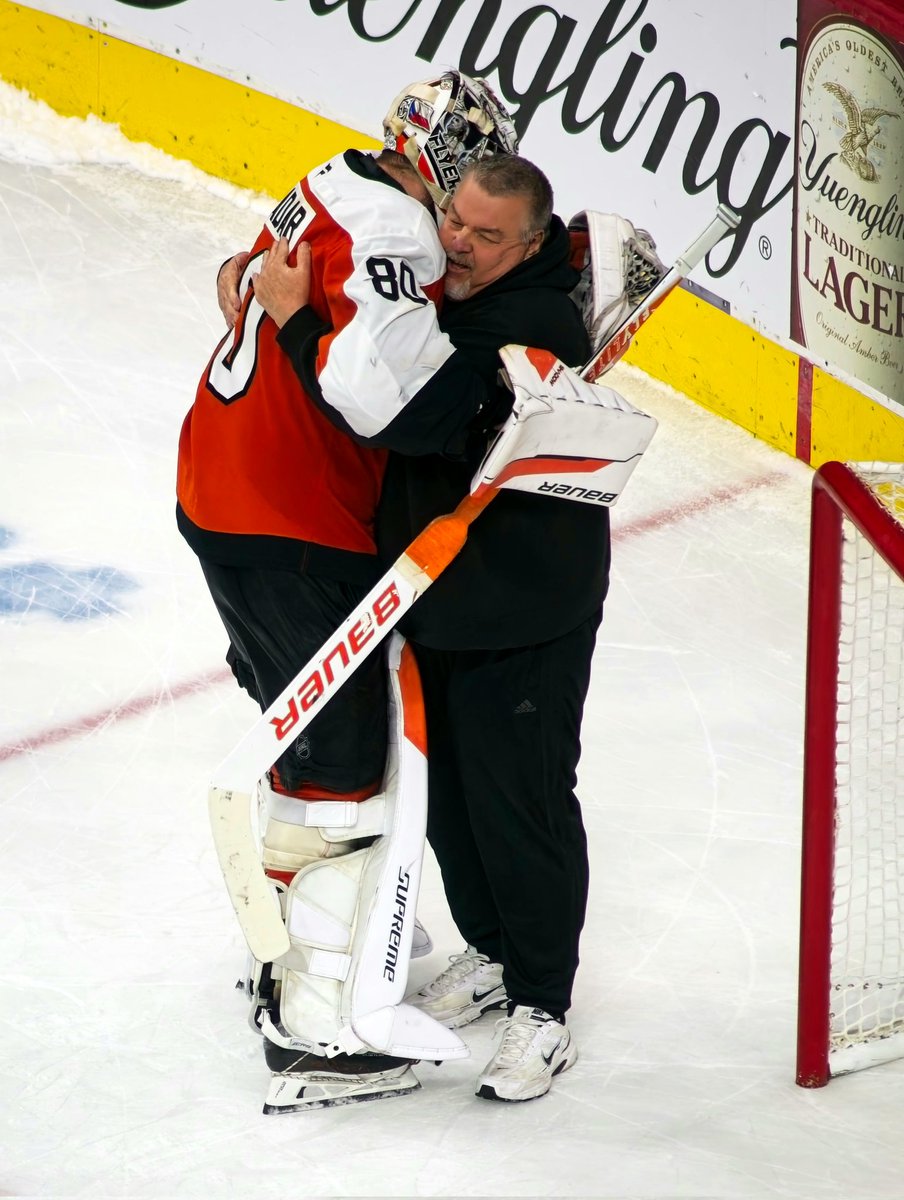 icehockeymike37's tweet image. Dam Vladař hugging the #Flyers Ice Tech after last night's win over Carolina to make the playoffs. Great to see a player celebrate with everyone involved, Vladař is a class act.
#LetsGoFlyers    #FlyersNittyGritty 
📸: me