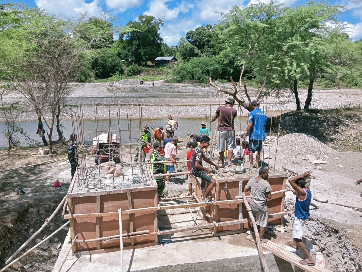 Kodam9Udayana's tweet image. Kemanunggalan TNI-Rakyat, Pembangunan Jembatan Garuda di TTU Terus Dikebut

#JembatanGaruda #Kodim1618TTU #TNIManunggal #GotongRoyong #PembangunanDesa