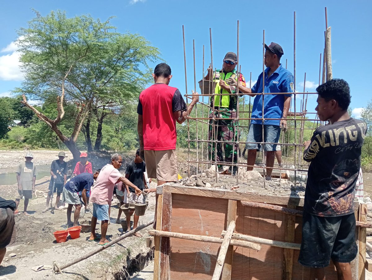 Kodam9Udayana's tweet image. Kemanunggalan TNI-Rakyat, Pembangunan Jembatan Garuda di TTU Terus Dikebut

#JembatanGaruda #Kodim1618TTU #TNIManunggal #GotongRoyong #PembangunanDesa