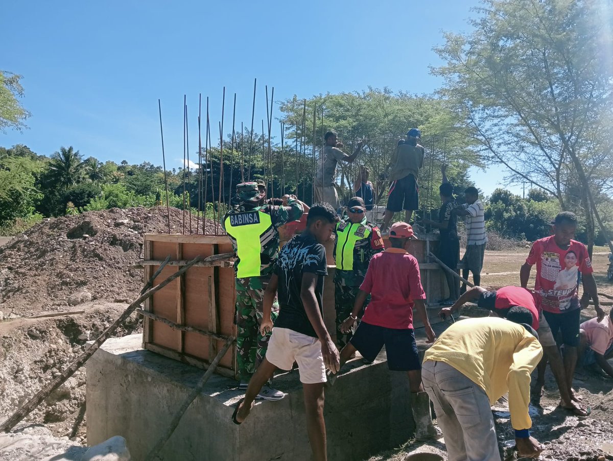 Kodam9Udayana's tweet image. Kemanunggalan TNI-Rakyat, Pembangunan Jembatan Garuda di TTU Terus Dikebut

#JembatanGaruda #Kodim1618TTU #TNIManunggal #GotongRoyong #PembangunanDesa