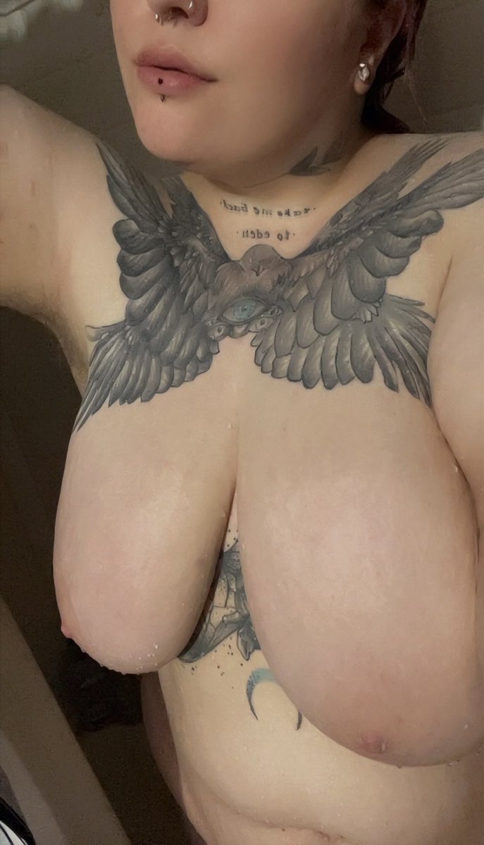 hello from the shower 👻🖤

• nsfwtwt #nsfwtwt thick goth switch •