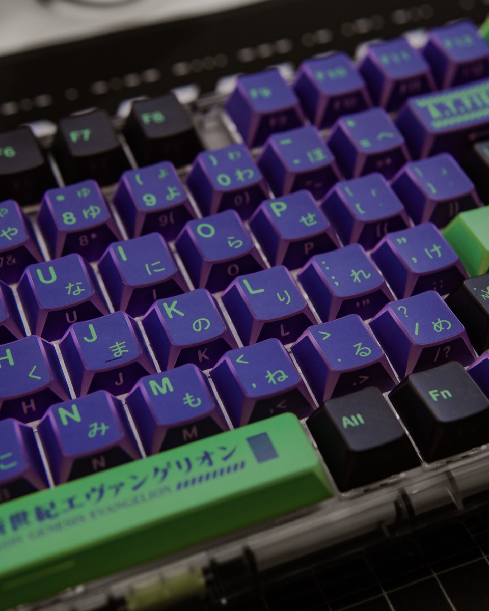 k820107's tweet image. 中国最新的一组eva折影系列的键帽，四周可发光。
#keycaps #desksetup #computersetup #evakeycaps #eva