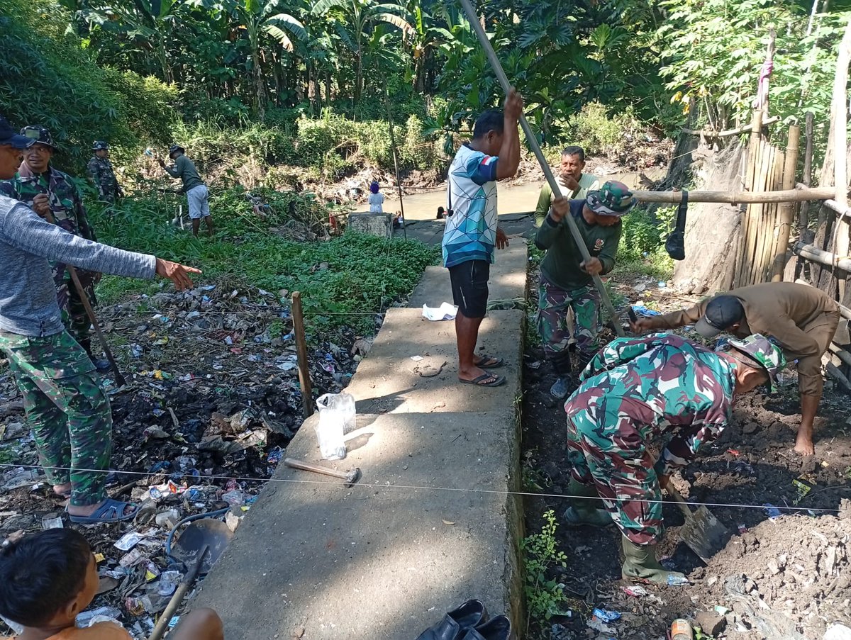 Kodam9Udayana's tweet image. TNI dan Warga Gotong Royong, Pondasi Jembatan Garuda Mulai Dibangun di Dompu

#TNIManunggalRakyat #JembatanGaruda #PembangunanDesa #GotongRoyong #Dompu