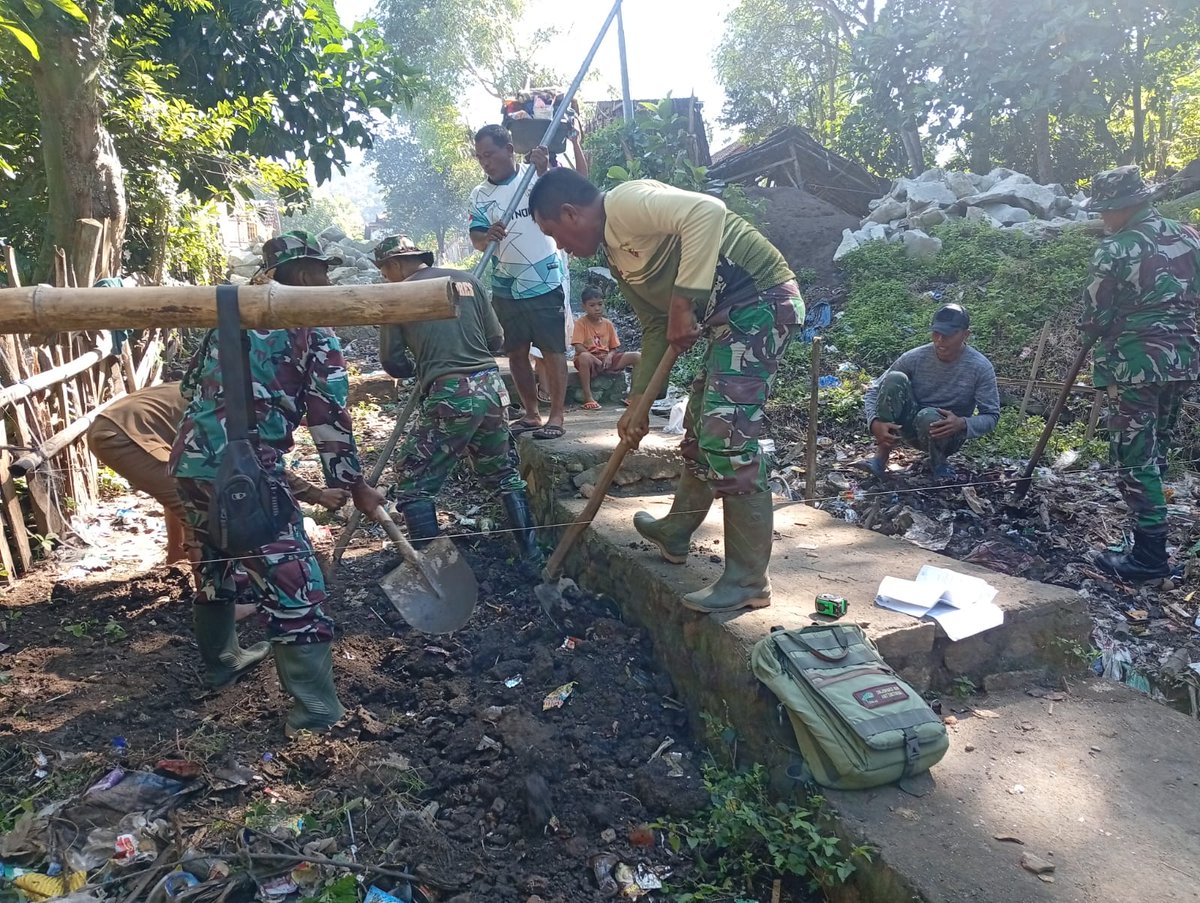 Kodam9Udayana's tweet image. TNI dan Warga Gotong Royong, Pondasi Jembatan Garuda Mulai Dibangun di Dompu

#TNIManunggalRakyat #JembatanGaruda #PembangunanDesa #GotongRoyong #Dompu