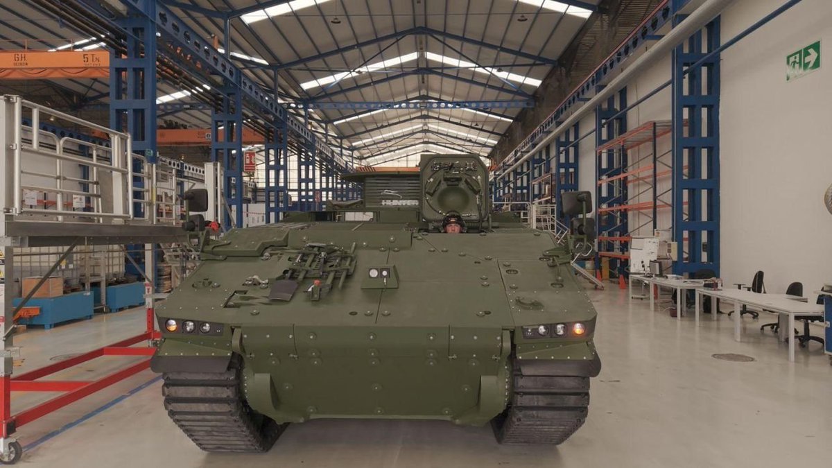 ronkainen7k15's tweet photo. The first ASCOD Hunter hull rolled out by GDELS-SBS shows some notable features. Compared to ASCOD 42, a smaller turret ring and the crew periscopes indicate UT30Mk2 configuration. The SA cameras and the exhaust grille has been redesigned. It's also fitted with CRT band tracks. https://t.co/k3rGDsvTNj