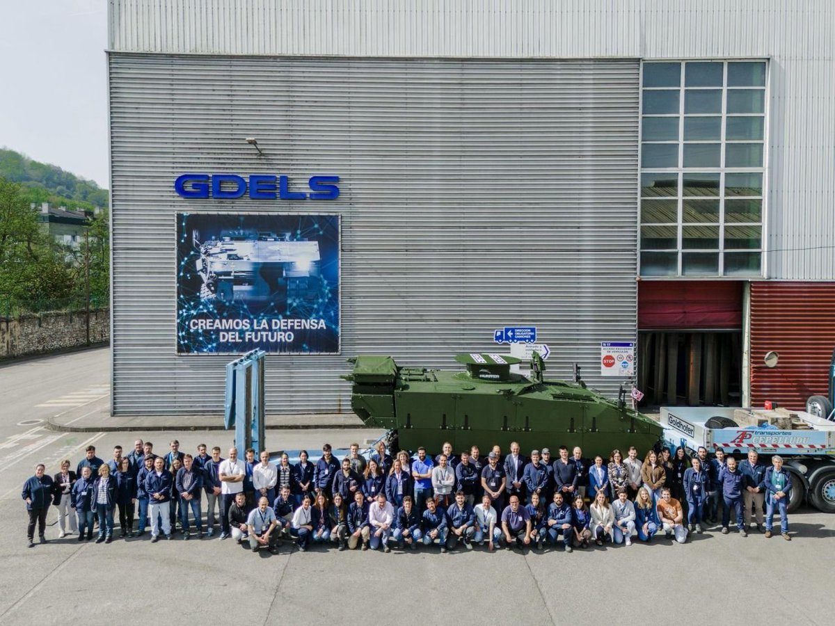 ronkainen7k15's tweet photo. The first ASCOD Hunter hull rolled out by GDELS-SBS shows some notable features. Compared to ASCOD 42, a smaller turret ring and the crew periscopes indicate UT30Mk2 configuration. The SA cameras and the exhaust grille has been redesigned. It's also fitted with CRT band tracks. https://t.co/k3rGDsvTNj