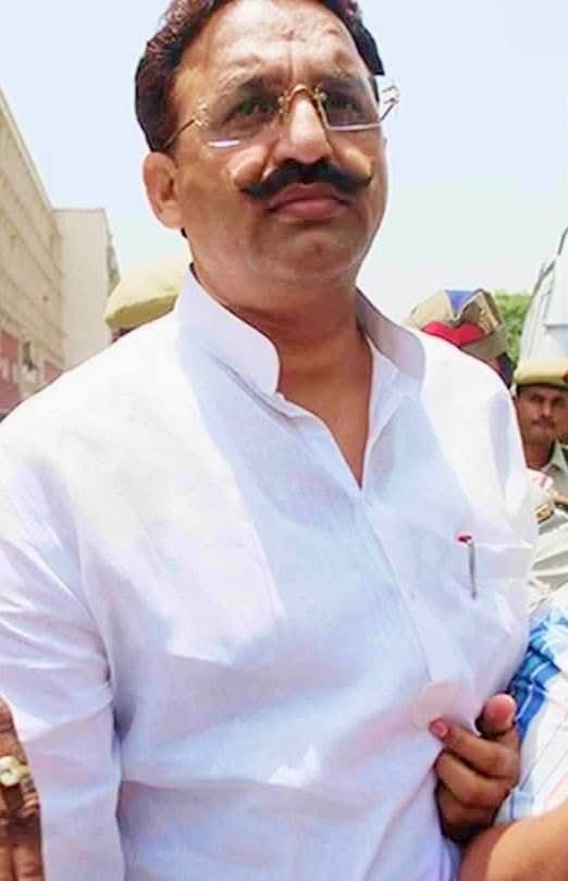 જ્યારે યોગી આદિત્યનાથે ભાજપ છોડી દીધું... 
ઓક્ટોબર ૨૦૦૫નો દિવસ હતો. મુખ્તાર અંસારી નામનો યુપી માફિયા ખુલ્લી જીપમાં હથિયારો લહેરાવીને મઉમાં કોમી રમખાણો ભડકાવી રહ્યો હતો.
રમખાણો થયાને ત્રણ દિવસ વીતી ગયા હતા.
તે સમયે, મુલાયમ સિંહ યાદવ ઉત્તર પ્રદેશના મુખ્યમંત્રી હતા, અને તેમણે